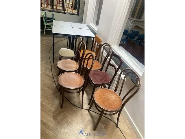 4 tafels en 7 stoelen - afbeelding 1 van  5