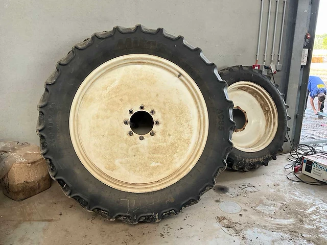 4 tractorbanden - afbeelding 1 van  5