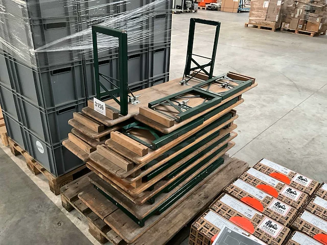 4 tuintafels en 8 tuinbankjes - afbeelding 1 van  3