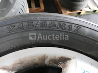 4 tweedehands banden op delinte velg (afmetingen: 245/65r17 107h) - afbeelding 1 van  6