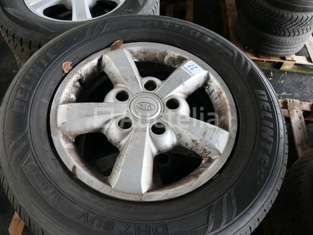 4 tweedehands banden op delinte velg (afmetingen: 245/65r17 107h) - afbeelding 2 van  6