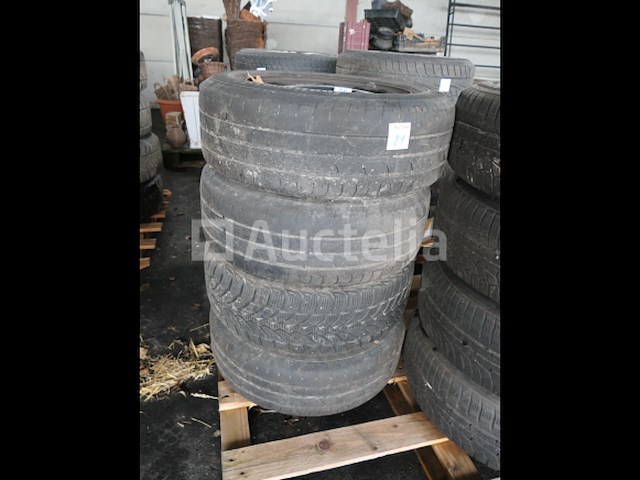 4 tweedehands winterbanden op continental stalen velg (afmetingen: 215/70 r16 100t) - afbeelding 2 van  2