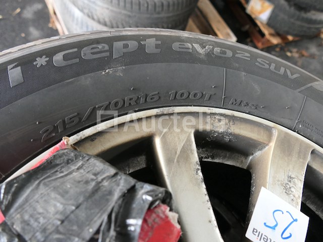 4 tweedehands winterbanden op hankook aluminium velg (afmetingen: 215/70 r16 100t) - afbeelding 1 van  6