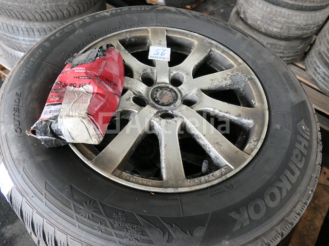 4 tweedehands winterbanden op hankook aluminium velg (afmetingen: 215/70 r16 100t) - afbeelding 2 van  6