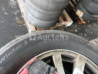 4 tweedehands winterbanden op hankook aluminium velg (afmetingen: 215/70 r16 100t) - afbeelding 3 van  6