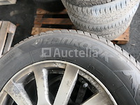 4 tweedehands winterbanden op hankook aluminium velg (afmetingen: 215/70 r16 100t) - afbeelding 4 van  6