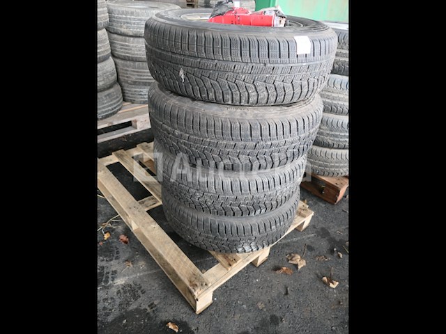 4 tweedehands winterbanden op hankook aluminium velg (afmetingen: 215/70 r16 100t) - afbeelding 5 van  6