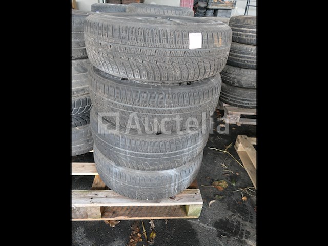 4 tweedehands winterbanden op hankook stalen velg (afmetingen: 215/70 r16 100t) - afbeelding 1 van  6