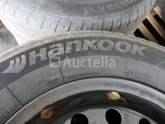4 tweedehands winterbanden op hankook stalen velg (afmetingen: 215/70 r16 100t) - afbeelding 3 van  6