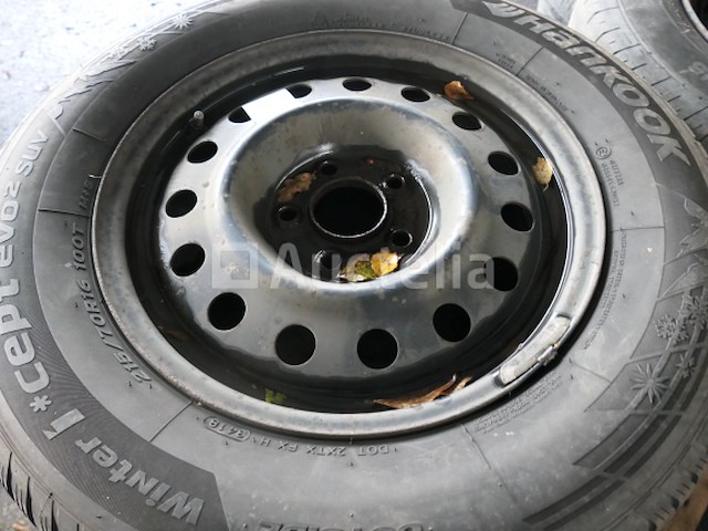 4 tweedehands winterbanden op hankook stalen velg (afmetingen: 215/70 r16 100t) - afbeelding 4 van  6