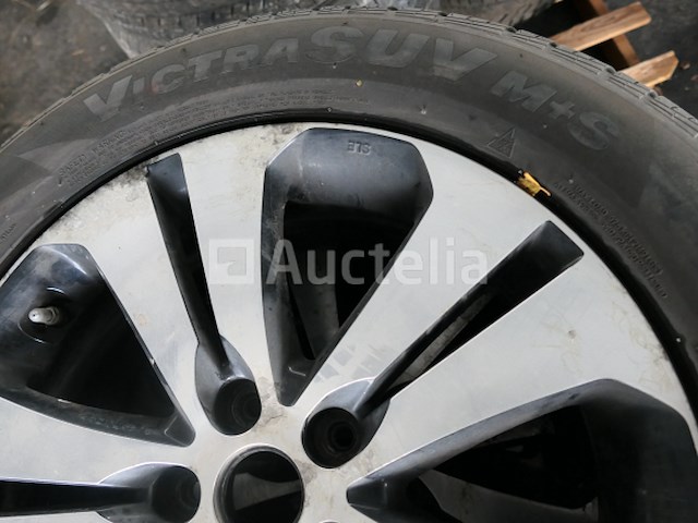 4 tweedehands winterbanden op maxxis victra suv m+s aluminium velg (afmetingen: 235/60 r18 107h) - afbeelding 1 van  7