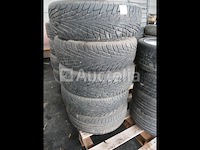 4 tweedehands winterbanden op maxxis victra suv m+s aluminium velg (afmetingen: 235/60 r18 107h) - afbeelding 2 van  7