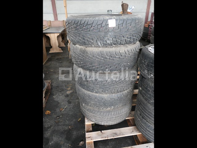 4 tweedehands winterbanden op maxxis victra suv m+s aluminium velg (afmetingen: 235/60 r18 107h) - afbeelding 3 van  7