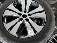 4 tweedehands winterbanden op maxxis victra suv m+s aluminium velg (afmetingen: 235/60 r18 107h) - afbeelding 5 van  7