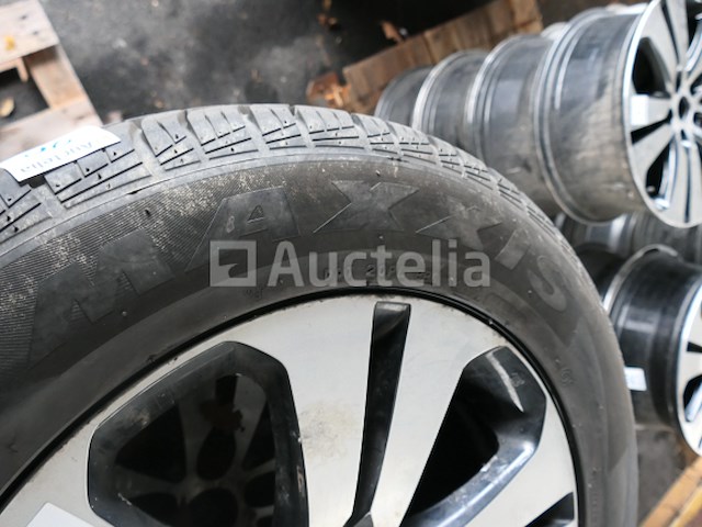 4 tweedehands winterbanden op maxxis victra suv m+s aluminium velg (afmetingen: 235/60 r18 107h) - afbeelding 7 van  7