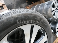 4 tweedehands winterbanden op maxxis victra suv m+s aluminium velg (afmetingen: 235/60 r18 107h) - afbeelding 7 van  7