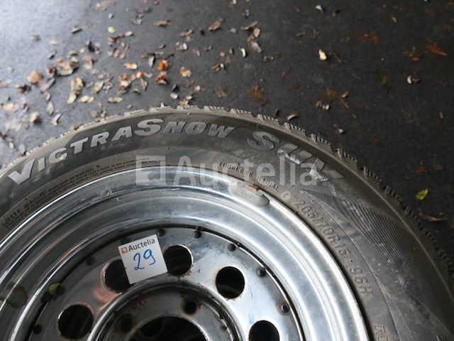 4 tweedehands winterbanden op maxxis victrasnow suv stalen velg (afmetingen: 205/70 r15 96h) - afbeelding 1 van  6