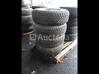 4 tweedehands winterbanden op maxxis victrasnow suv stalen velg (afmetingen: 205/70 r15 96h) - afbeelding 2 van  6