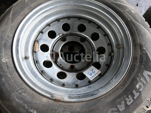 4 tweedehands winterbanden op maxxis victrasnow suv stalen velg (afmetingen: 205/70 r15 96h) - afbeelding 5 van  6
