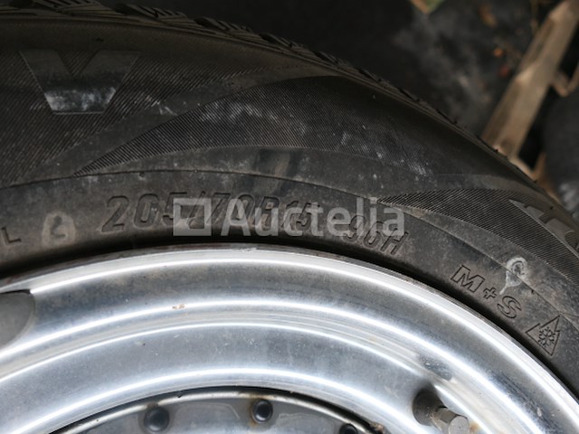 4 tweedehands winterbanden op maxxis victrasnow suv stalen velg (afmetingen: 205/70 r15 96h) - afbeelding 6 van  6