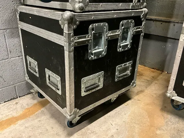 4 verrijdbare flightcases, afm plm 59 x 59 x 68cm - afbeelding 1 van  2