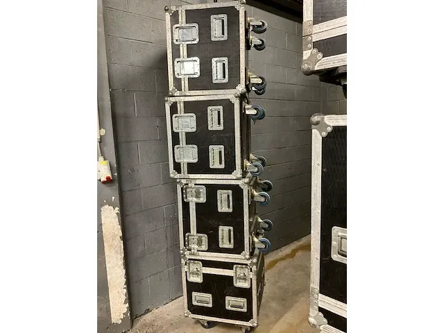 4 verrijdbare flightcases, afm plm 59 x 59 x 68cm - afbeelding 2 van  2