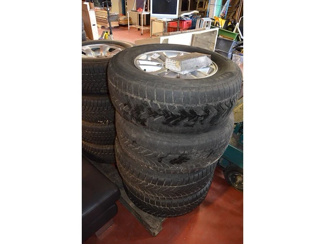 4 winterbanden met velg toyota hillux lassa 265/65r17 116h - afbeelding 2 van  9