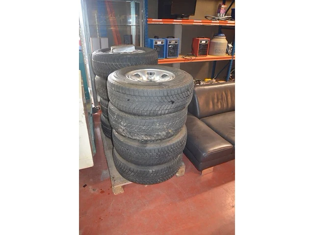 4 winterbanden op velg bridgestone blizzak 235/75r15 109t - afbeelding 1 van  8