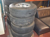 4 winterbanden op velg bridgestone blizzak 235/75r15 109t - afbeelding 1 van  8