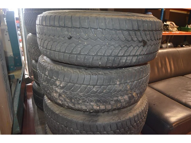 4 winterbanden op velg bridgestone blizzak 235/75r15 109t - afbeelding 2 van  8