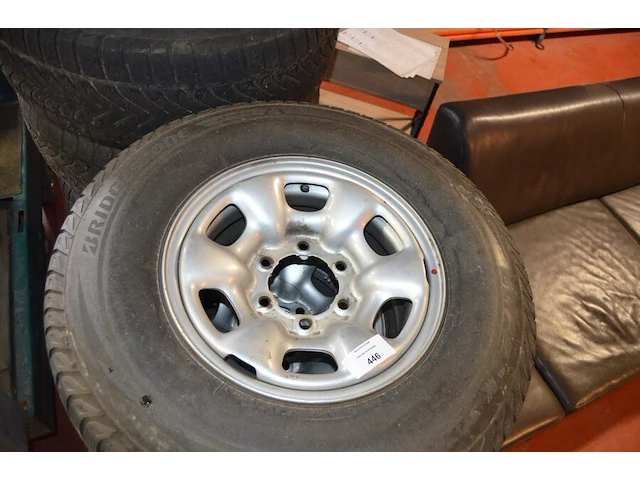 4 winterbanden op velg bridgestone blizzak 235/75r15 109t - afbeelding 4 van  8