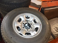 4 winterbanden op velg bridgestone blizzak 235/75r15 109t - afbeelding 4 van  8