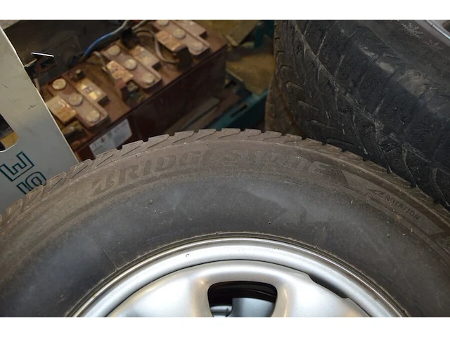 4 winterbanden op velg bridgestone blizzak 235/75r15 109t - afbeelding 6 van  8