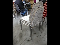 4 witte en zwarte stoelen