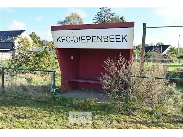 4 x betonnen dugout/overdekte voetbalbank - afbeelding 1 van  5