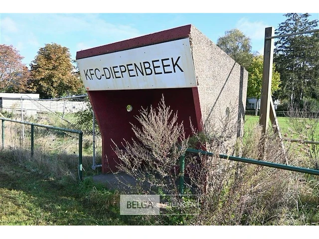 4 x betonnen dugout/overdekte voetbalbank - afbeelding 2 van  5