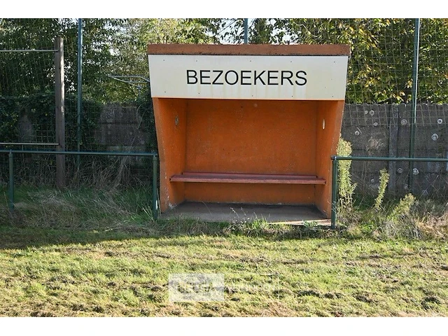 4 x betonnen dugout/overdekte voetbalbank - afbeelding 3 van  5