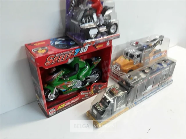 4 x speelgoed voertuigen mix - afbeelding 2 van  2
