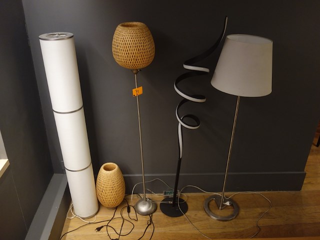 4 x staande lamp + 1x tafellamp - afbeelding 1 van  3
