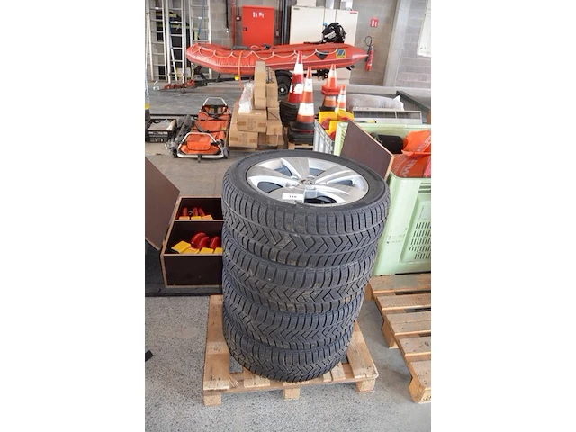 4 x velgen pirelli 215/55r17 98v m+s (1 beschadigd) - afbeelding 1 van  8