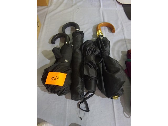 4 zwarte paraplu's - afbeelding 1 van  1