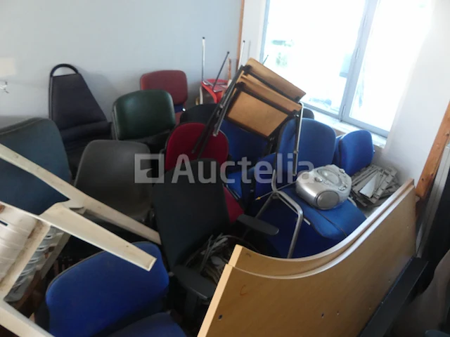 40 stoelen op poten (niet bij elkaar passend) - afbeelding 1 van  9