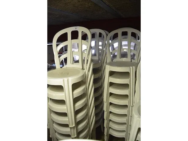 40 wit pvc stoelen (1140) - afbeelding 1 van  4