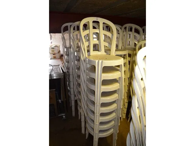 40 wit pvc stoelen (1140) - afbeelding 3 van  4