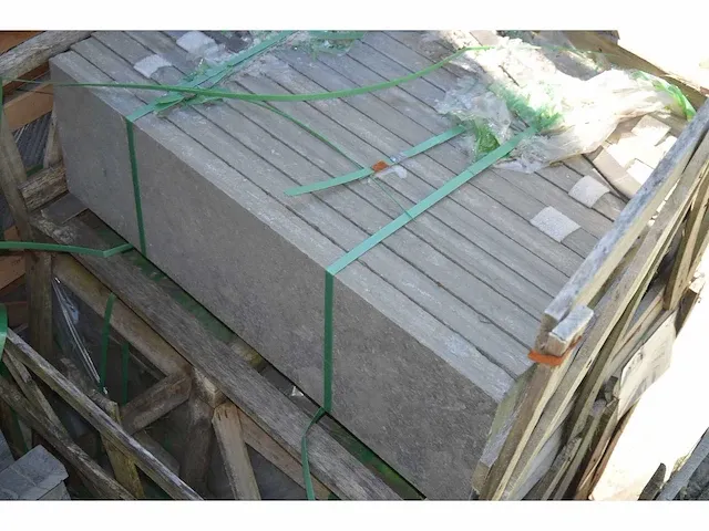 44 stuks donkerblauwe hardsteen boordstenen 100x5x30cm - afbeelding 1 van  6