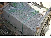 44 stuks donkerblauwe hardsteen boordstenen 100x5x30cm - afbeelding 2 van  6