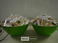 ±45 pakjes oorstokjes in salade kom - afbeelding 1 van  2