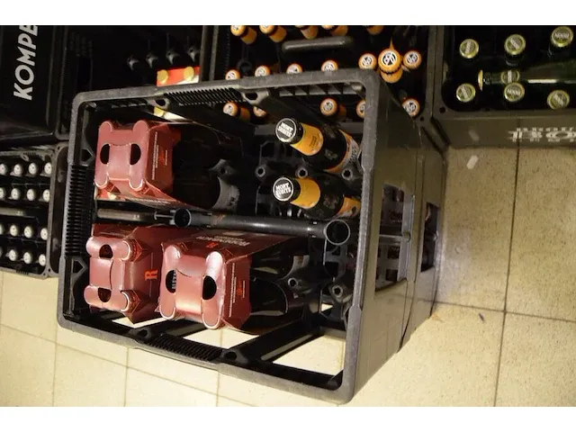 48 fl. tafelstout 25cl, 6 fl. piedboeuf blond 33cl, 18 fl. brand pils 30cl, 27 fl. kompel alcoholvrij 33cl, 20 fl. oude geuze boon 25cl, 28 fl. belle-vue gueuze 25cl, 2 fl.mort-subite geuze 25cl, 36 fl. rodenbach - afbeelding 9 van  11
