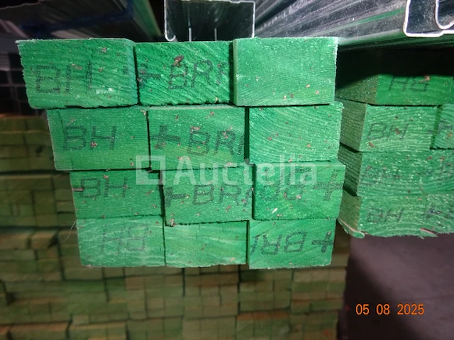 48 groene len latten 4m50/3cm/2,5cm - afbeelding 1 van  3