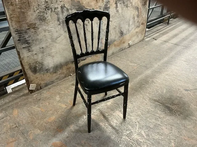 48 houten bijzetstoelen vif furniture, type napoleon - afbeelding 1 van  4